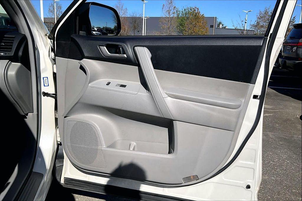 used 2013 Toyota Highlander car, priced at $10,995