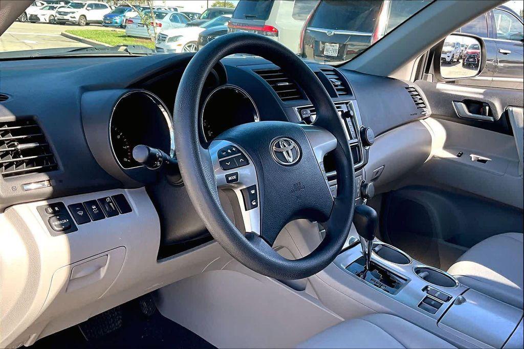used 2013 Toyota Highlander car, priced at $10,995