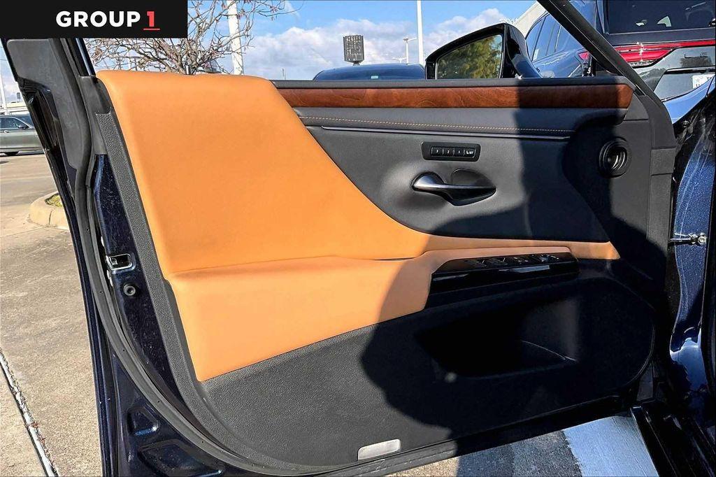 used 2025 Lexus ES 350 car, priced at $40,168