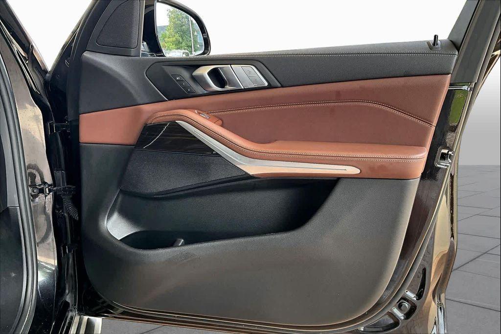 BMW X7 view 21