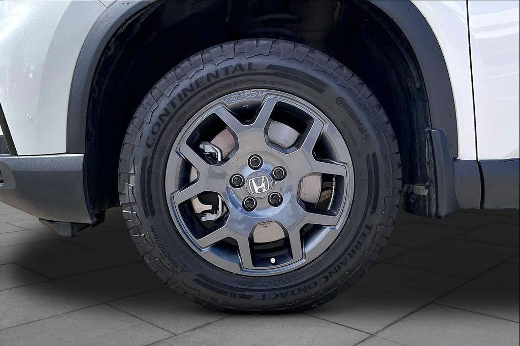 used 2025 Honda Pilot car, priced at $43,720