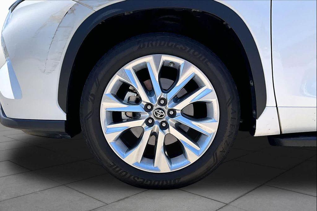 used 2021 Toyota Highlander car, priced at $31,220