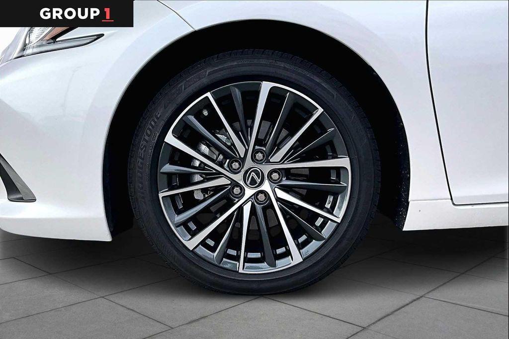 used 2025 Lexus ES 300h car, priced at $46,495