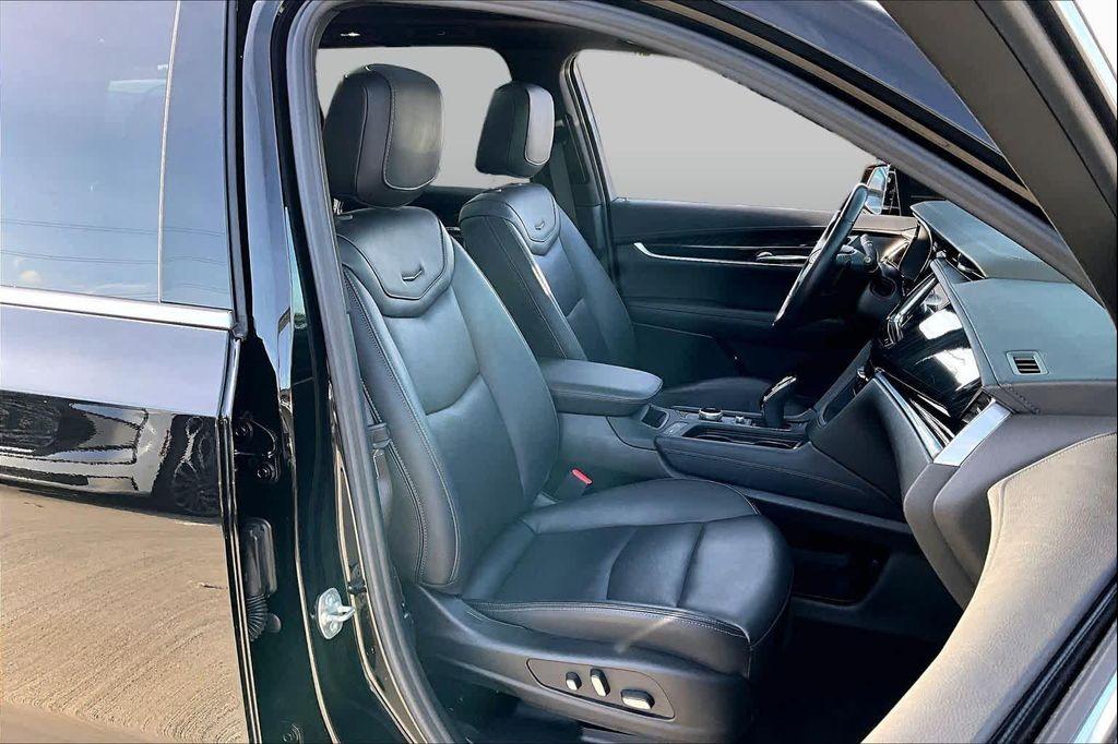 used 2025 Cadillac XT6 car, priced at $43,720