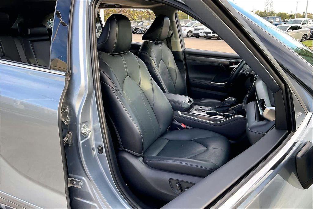 used 2021 Toyota Highlander car, priced at $29,495