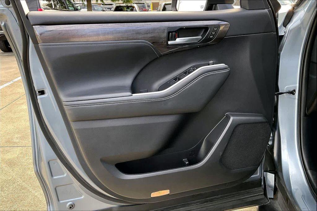 used 2021 Toyota Highlander car, priced at $29,495