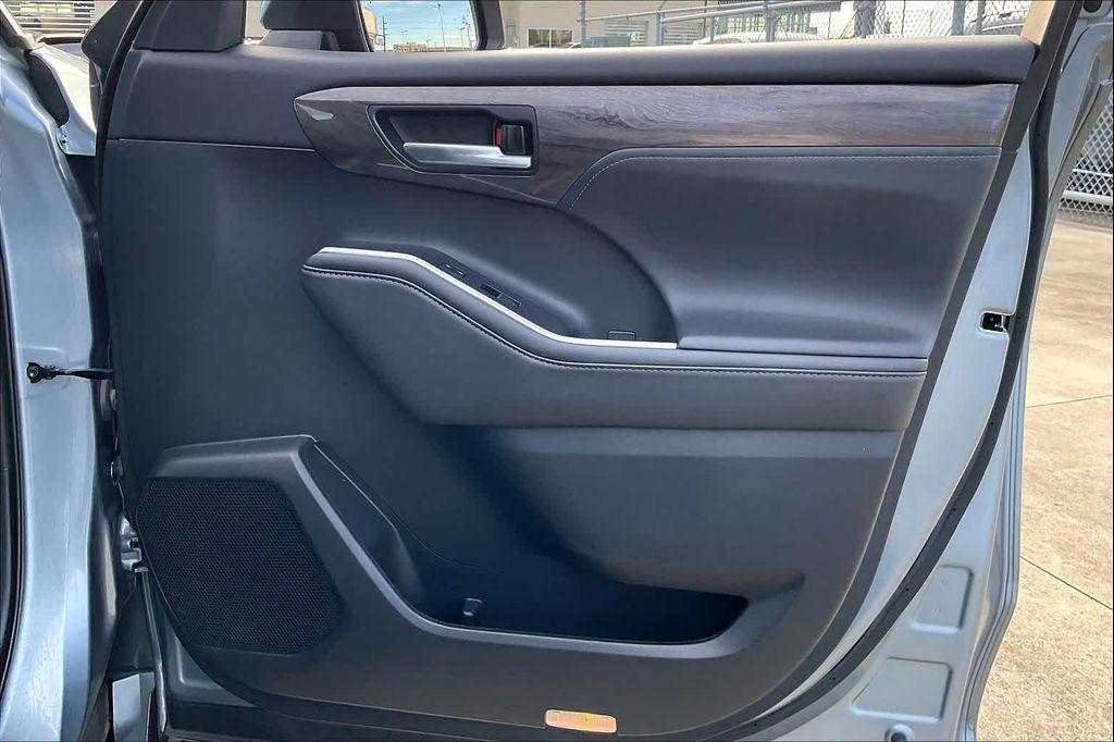 used 2021 Toyota Highlander car, priced at $29,495