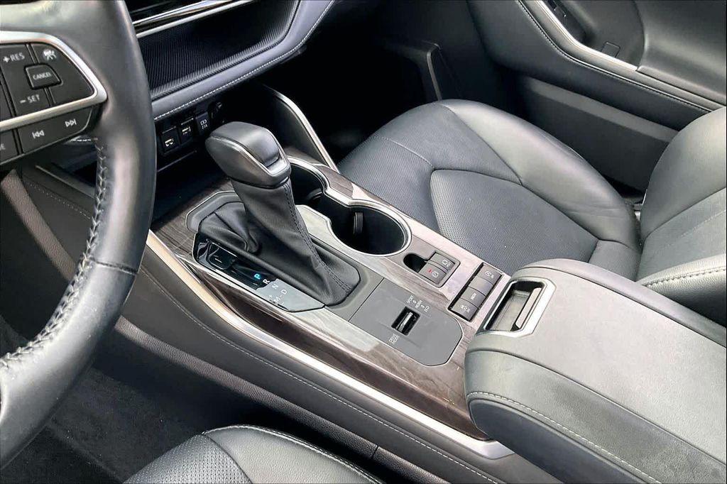 used 2021 Toyota Highlander car, priced at $29,495