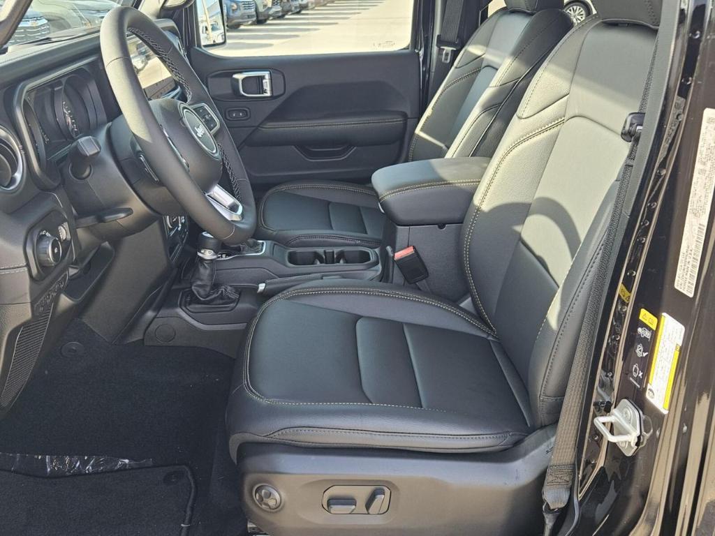new 2025 Jeep Wrangler car, priced at $46,409
