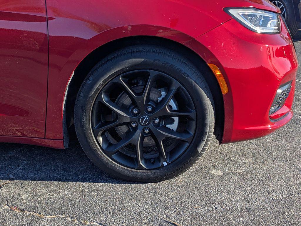 used 2025 Chrysler Pacifica car, priced at $33,387