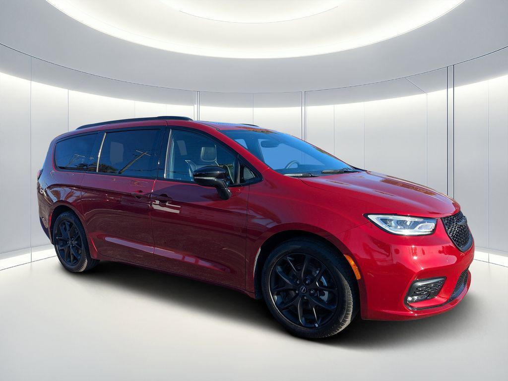 used 2025 Chrysler Pacifica car, priced at $33,387