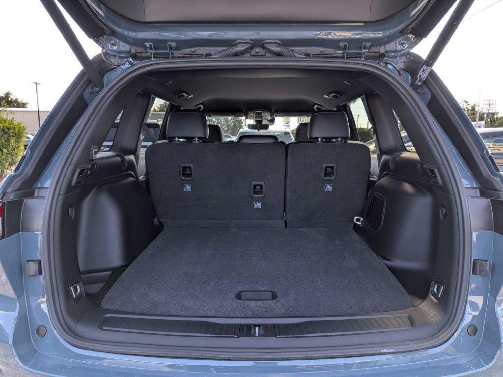 new 2027 Jeep Grand Cherokee car, priced at $49,180