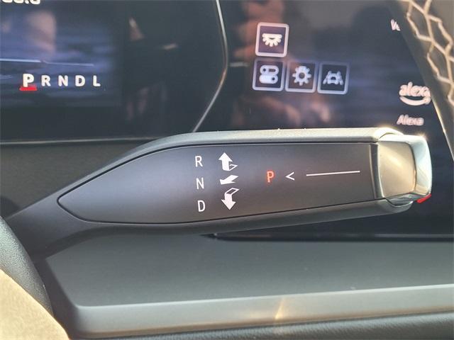 used 2024 Chevrolet Traverse car, priced at $33,028