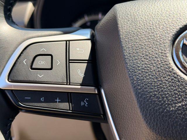 used 2023 Toyota Highlander car, priced at $36,901