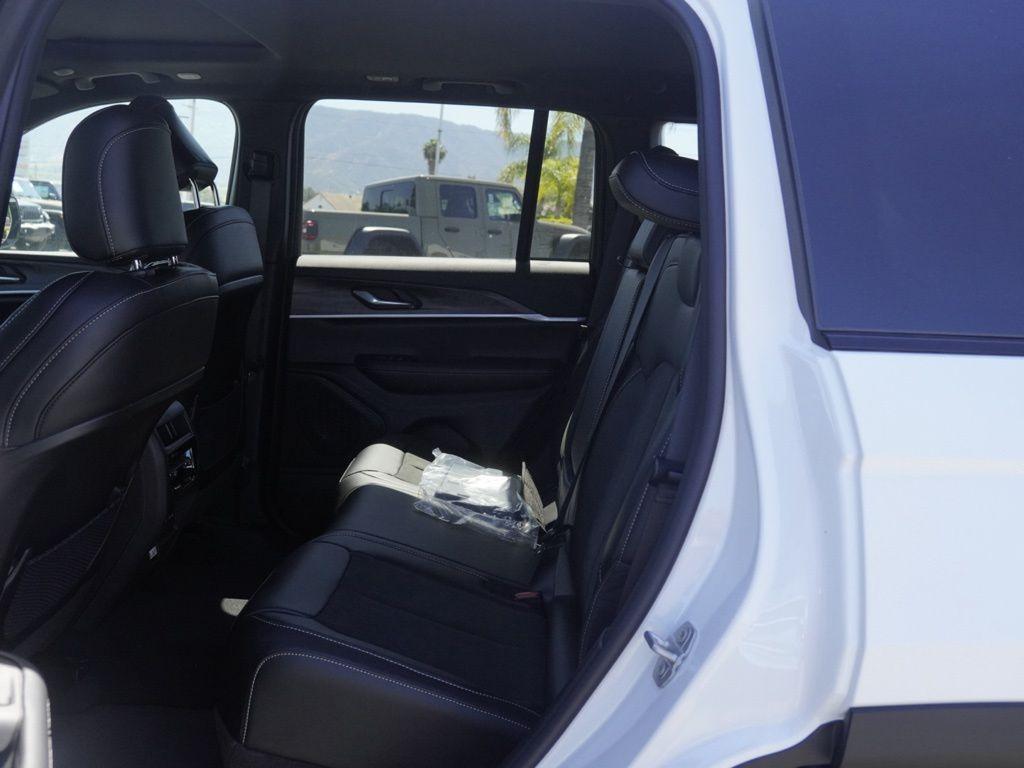 new 2026 Jeep Grand Cherokee car, priced at $33,584