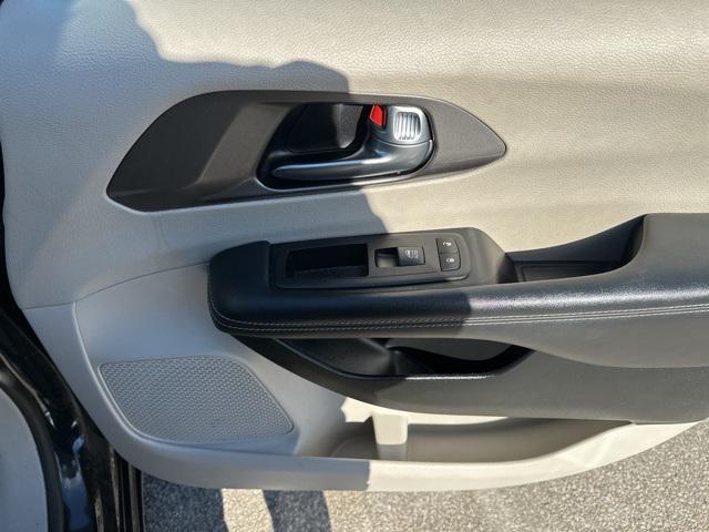 used 2023 Chrysler Pacifica car, priced at $23,622