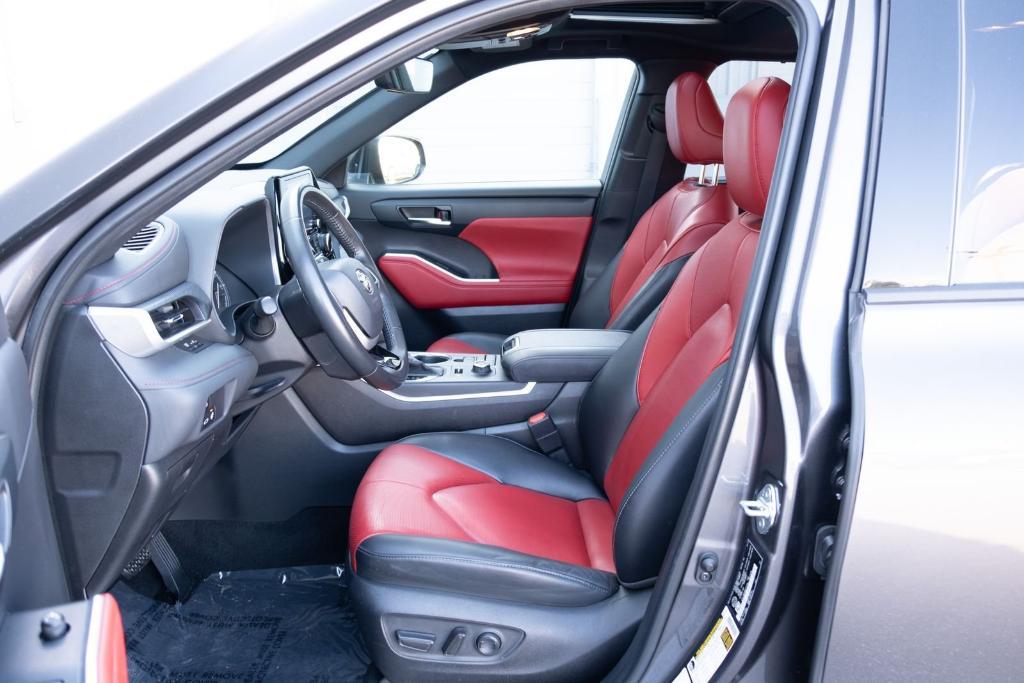 used 2022 Toyota Highlander car, priced at $36,427