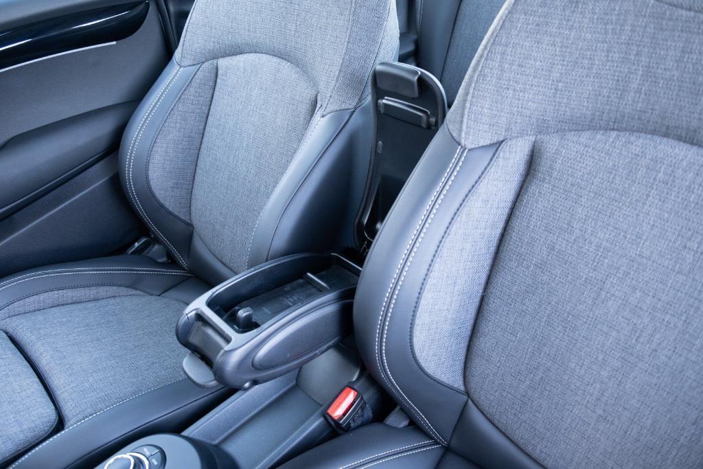 used 2023 MINI SE Hardtop car, priced at $22,500