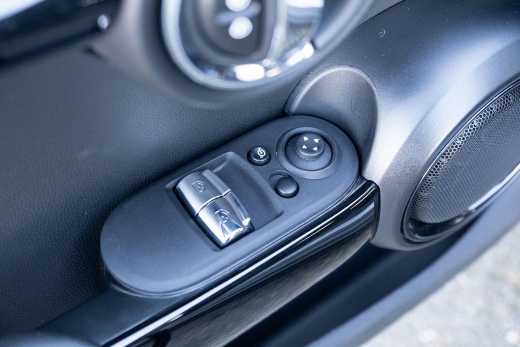 used 2023 MINI SE Hardtop car, priced at $22,500