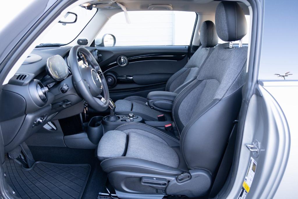 used 2023 MINI SE Hardtop car, priced at $22,500