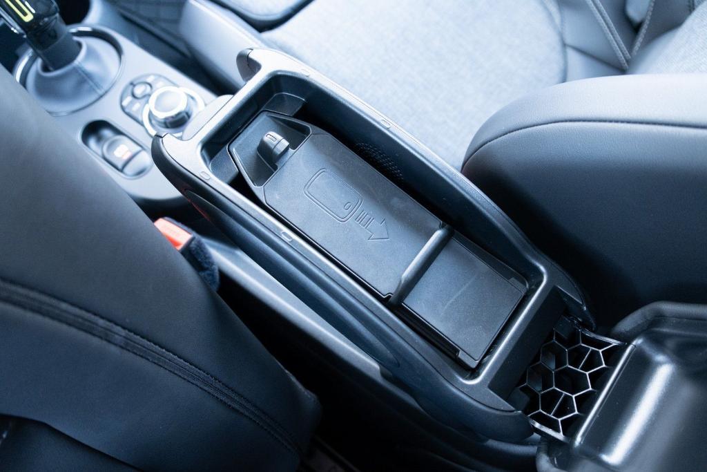 used 2023 MINI SE Hardtop car, priced at $22,500