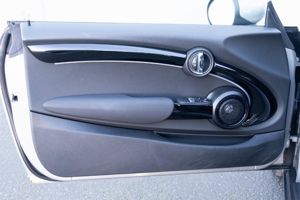 used 2023 MINI SE Hardtop car, priced at $22,500