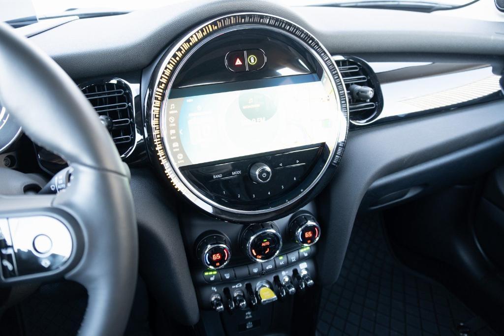 used 2023 MINI SE Hardtop car, priced at $22,500