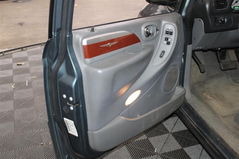 used 2007 Chrysler Town & Country car, priced at $5,995