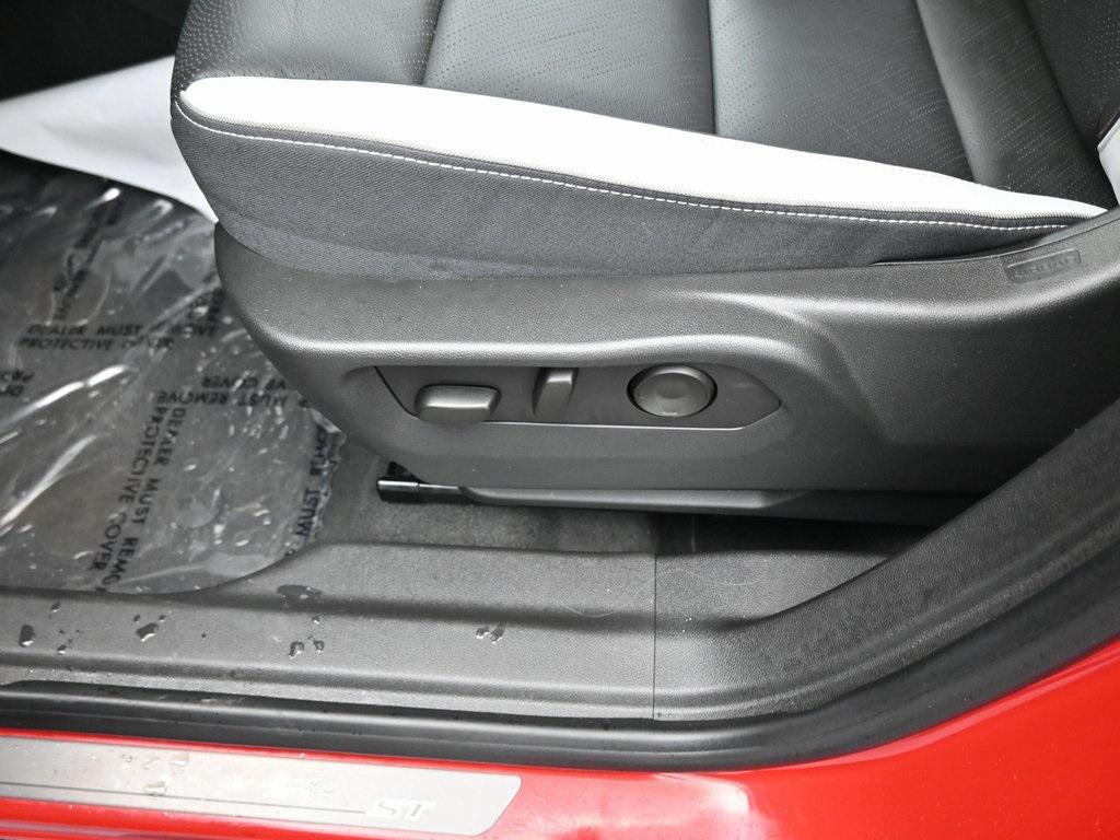 used 2025 Buick Envision car, priced at $30,490