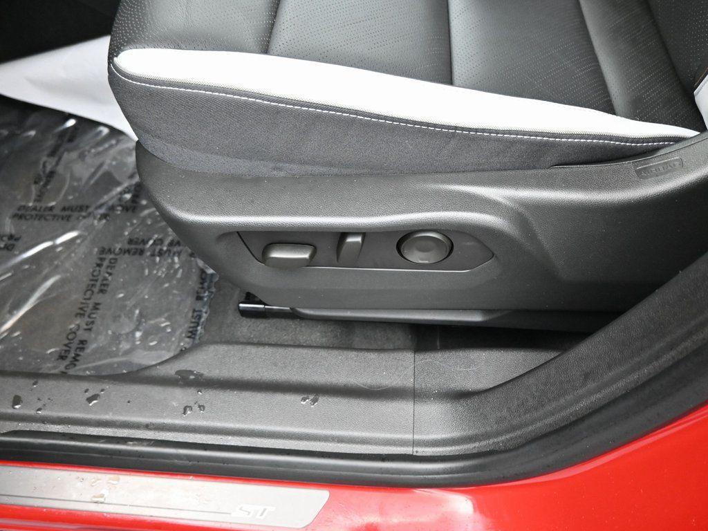 used 2025 Buick Envision car, priced at $28,990