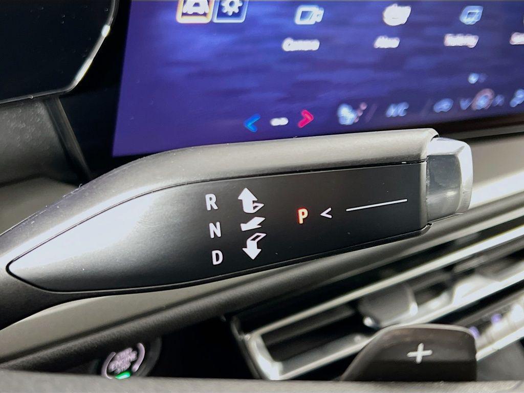 used 2025 Chevrolet Traverse car, priced at $33,899