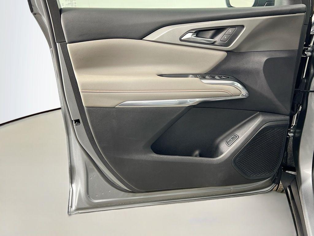 used 2025 Chevrolet Traverse car, priced at $33,899