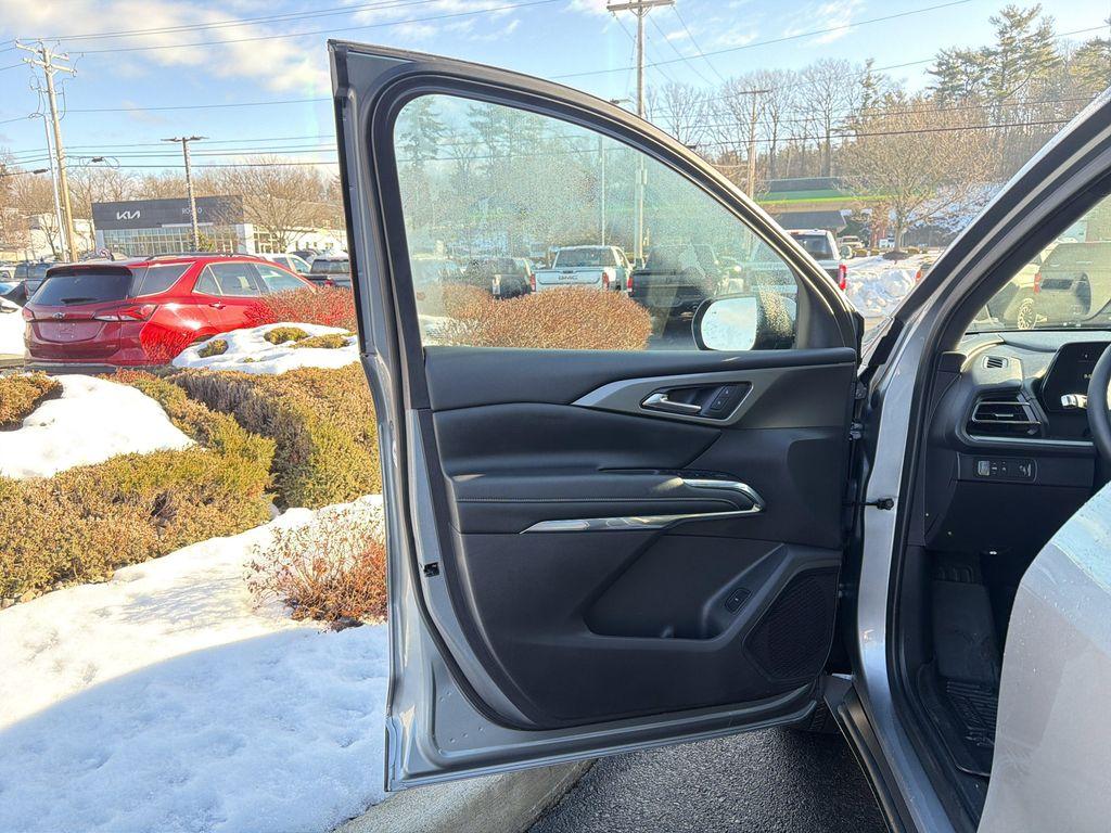 used 2025 Chevrolet Traverse car, priced at $35,639