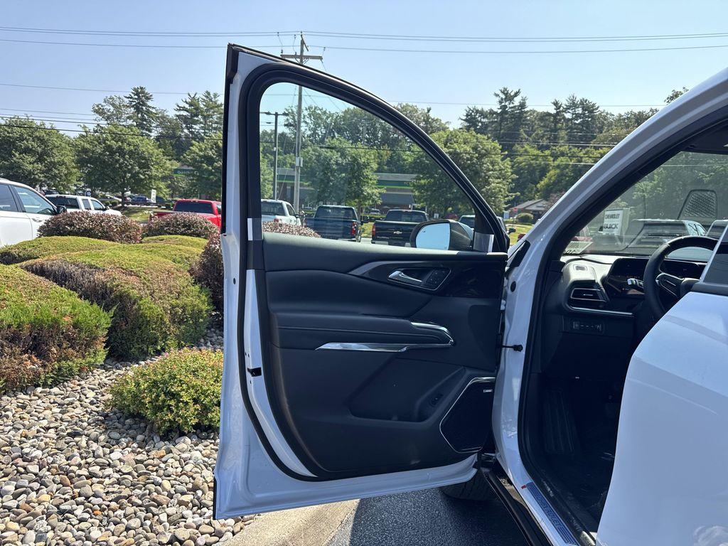 new 2026 Chevrolet Traverse car, priced at $61,915