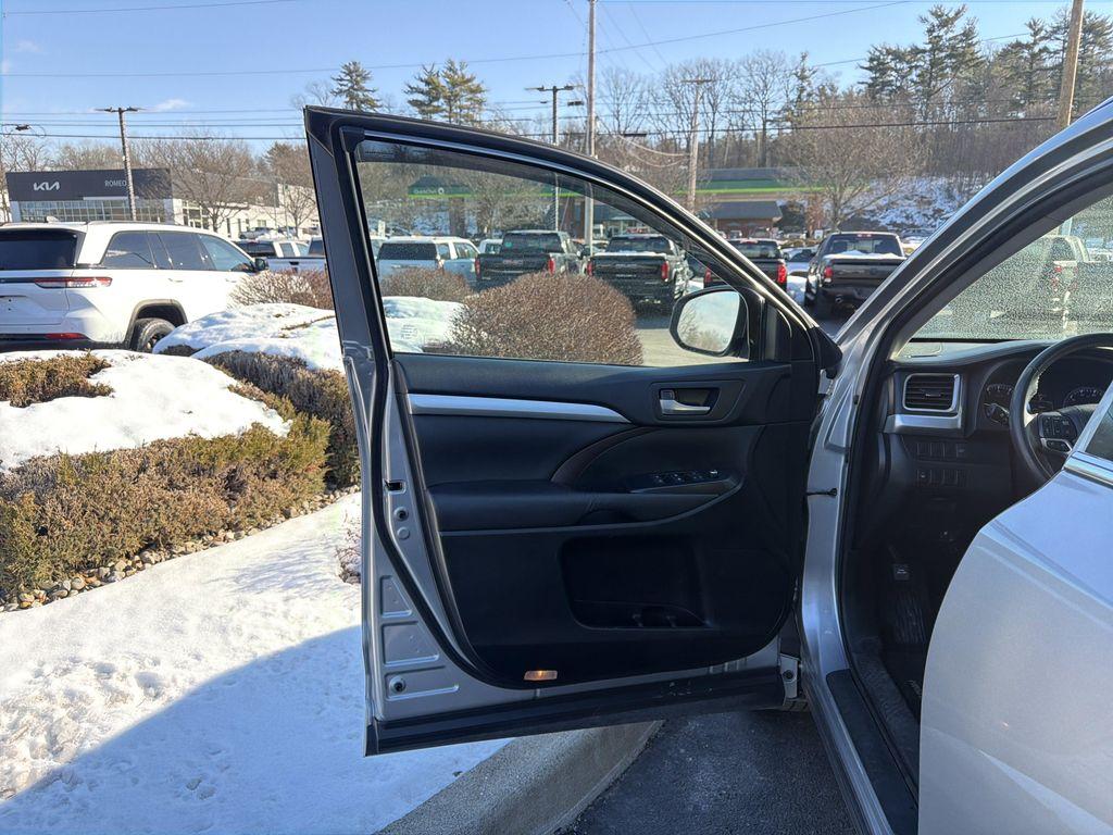 used 2016 Toyota Highlander car, priced at $17,799