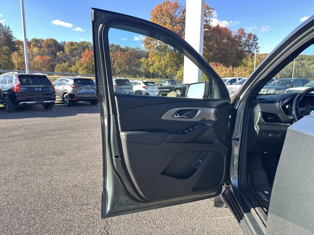 used 2023 Chevrolet Traverse car, priced at $27,699