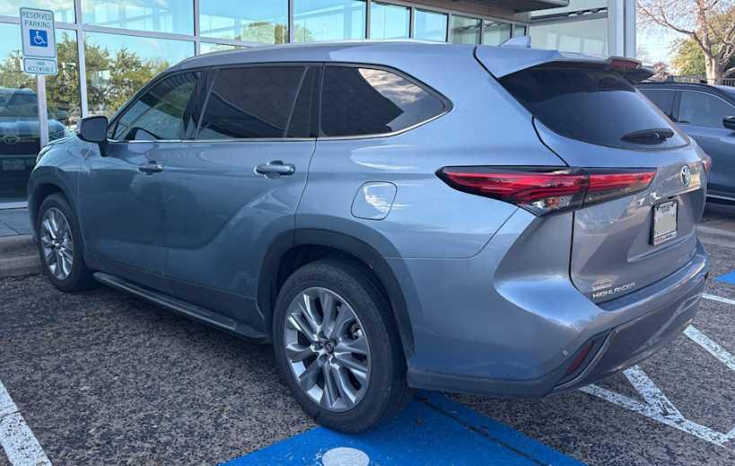 used 2020 Toyota Highlander car, priced at $34,999