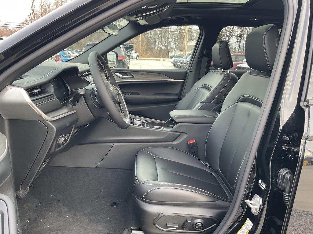 new 2026 Jeep Grand Cherokee car, priced at $49,580