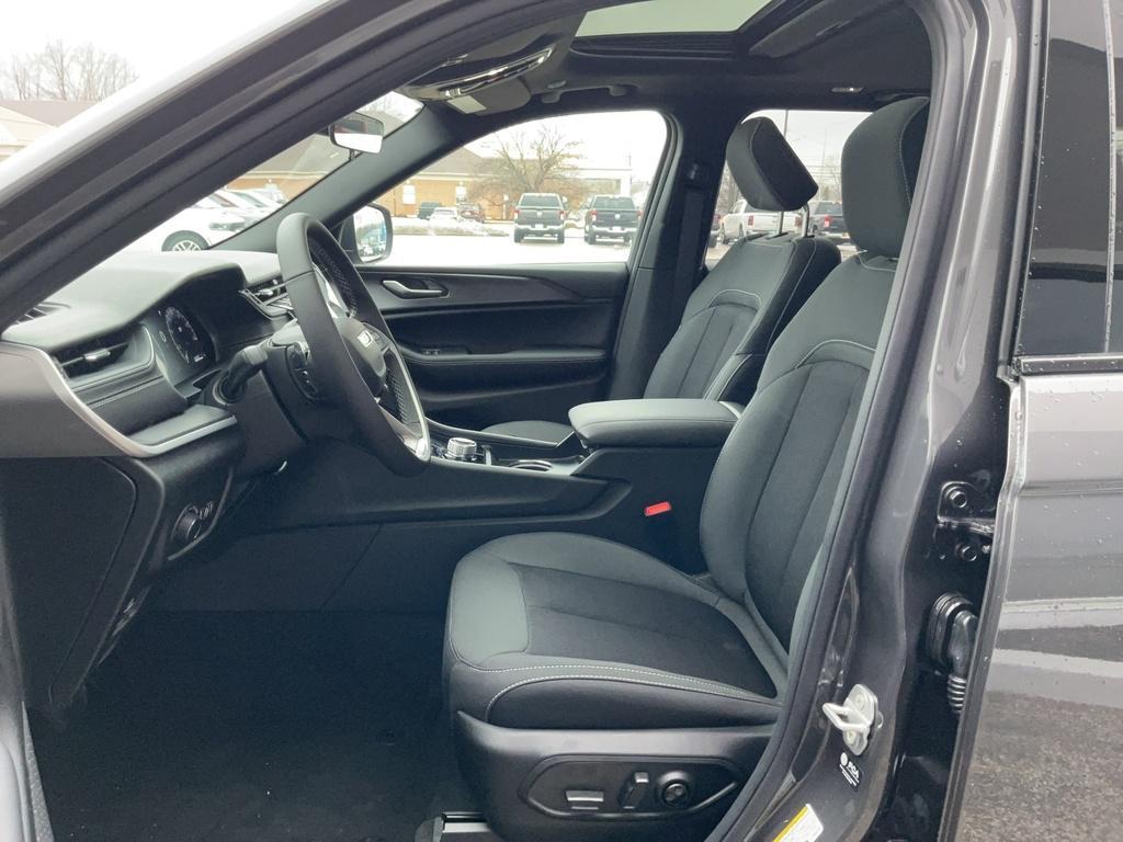 new 2025 Jeep Grand Cherokee car, priced at $41,744