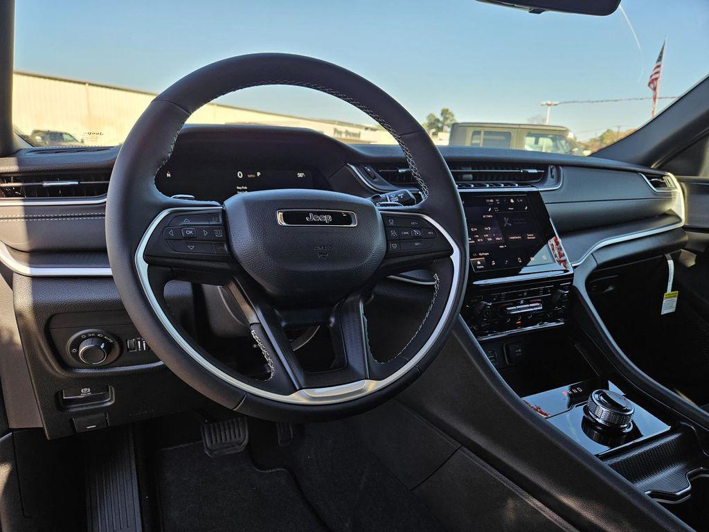 new 2025 Jeep Grand Cherokee car, priced at $41,580
