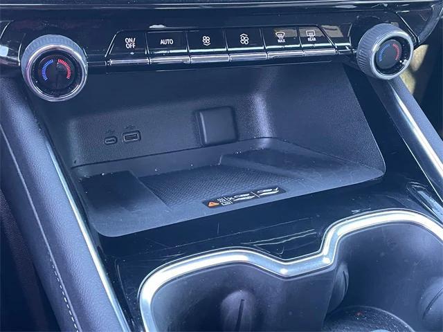 used 2025 Chevrolet Traverse car, priced at $33,649