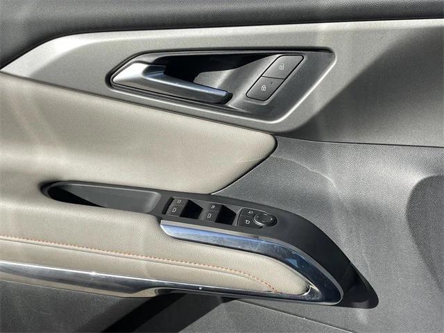 used 2025 Chevrolet Traverse car, priced at $33,649