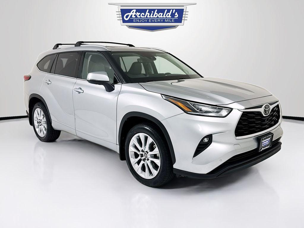 used 2022 Toyota Highlander car, priced at $36,238