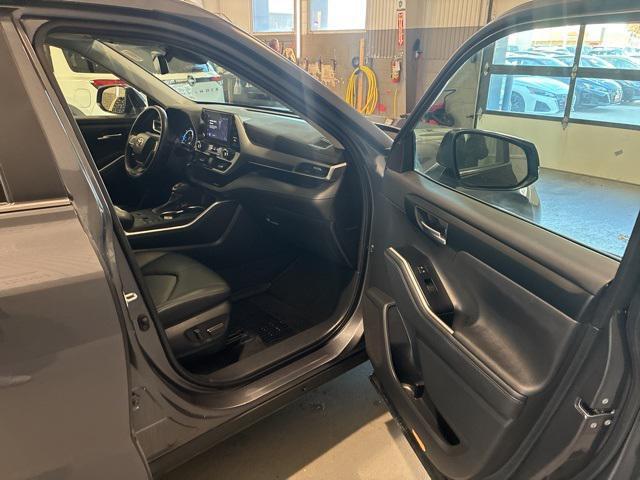 used 2023 Toyota Highlander Hybrid car, priced at $41,987