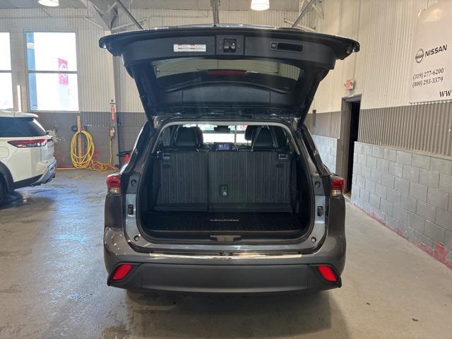 used 2023 Toyota Highlander Hybrid car, priced at $41,987