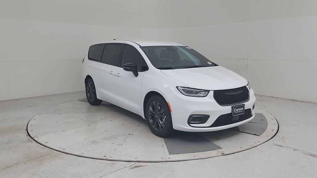 new 2026 Chrysler Pacifica car, priced at $43,205