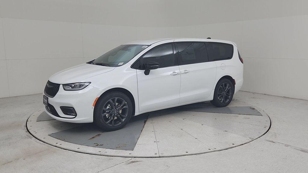 new 2026 Chrysler Pacifica car, priced at $43,205