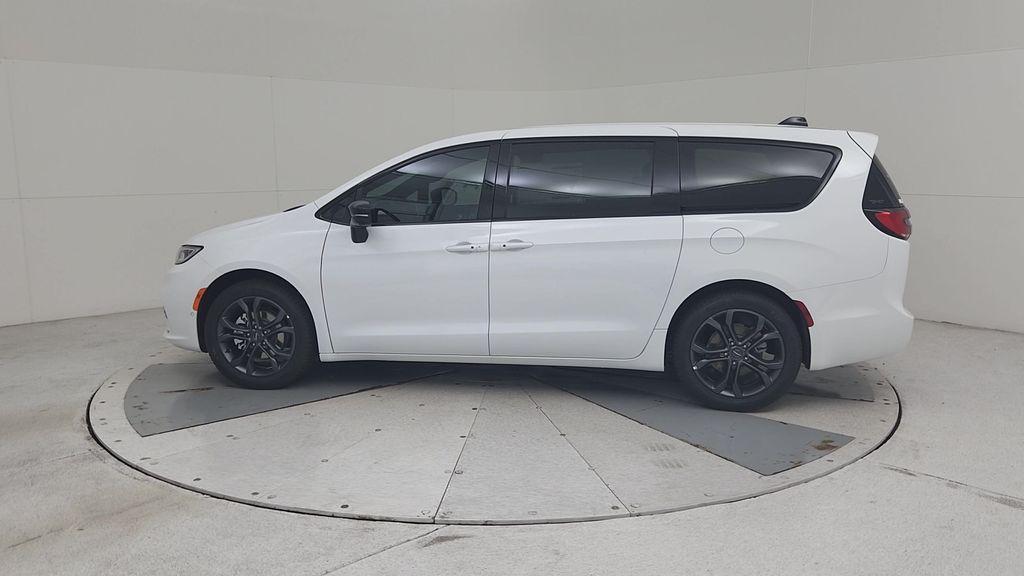 new 2026 Chrysler Pacifica car, priced at $43,205