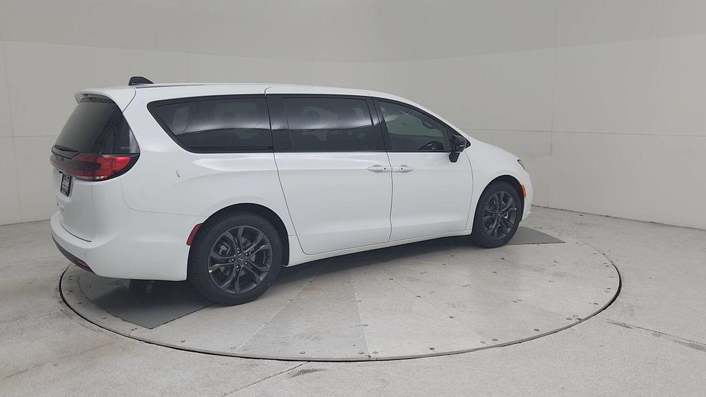 new 2026 Chrysler Pacifica car, priced at $43,205