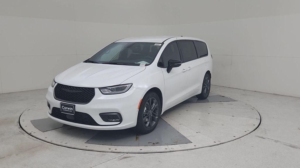 new 2026 Chrysler Pacifica car, priced at $43,693